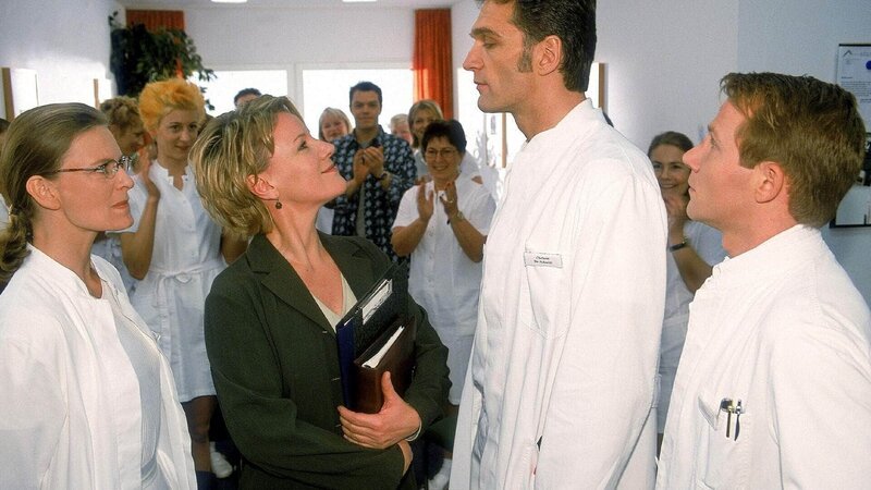 Unter den Augen von Dr. Borstel (Kerstin Thielemann, l.) und Dr. Brummel (Roland Jankowsky, r.) grinst Nikola (Mariele Millowitsch, 2.v.l.) stolz Dr. Schmidt (Walter Sittler) an. Er hat sich mal wieder zu früh gefreut. Doch wer zuletzt lacht, lacht am besten. – Bild: MG RTL D