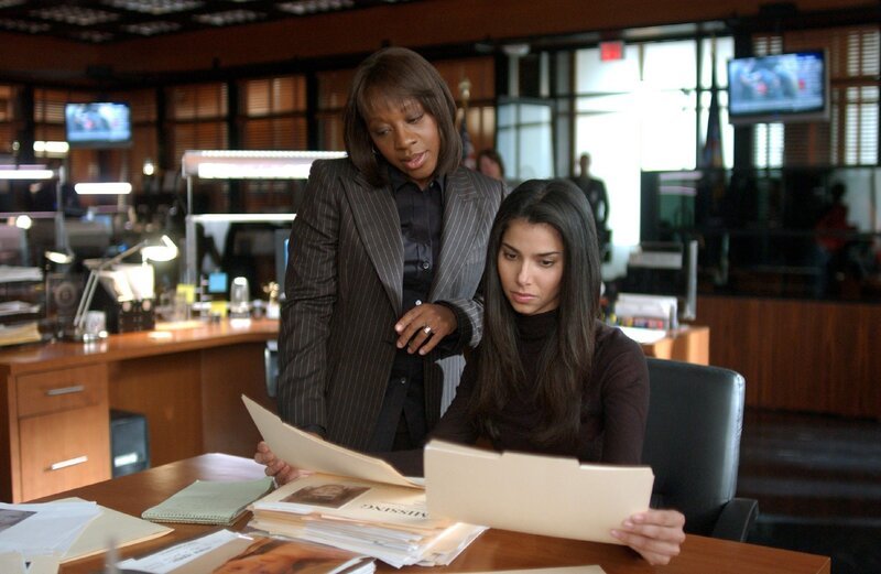 Bill hat den Tod seiner Tochter nicht verkraftet und verschwindet eines Tages. In einem Zimmer findet das FBI stapelweise Kinderpornografie, auch sein Computer ist gespickt mit entsprechenden Dateien. Vivian (Marianne Jean-Baptiste) und Elena (Roselyn Sanchez) befassen sich schließlich mit den Vermisstenanzeigen kleiner Mädchen. – Bild: Unter die Haut /​ Warner Bros. Entertainment, Inc.