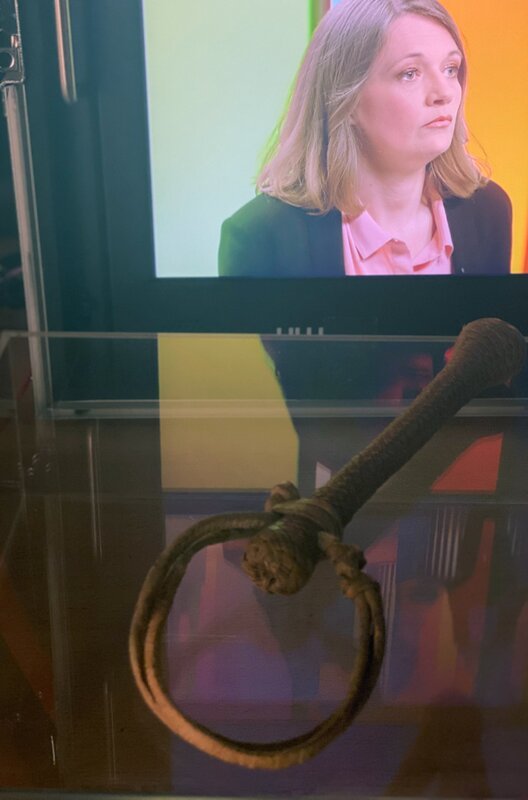 Historikerin Elisabeth Lusset ist Spezialistin für das Kirchenregiment im Mittelalter. – Bild: Les Films d’Ici/​A Le Greves