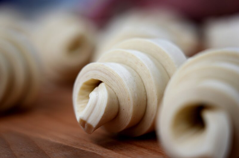 Der Blätterteig eines Croissants besteht aus 16 Schichten Butter. – Bild: SWR/​Baha Bayat
