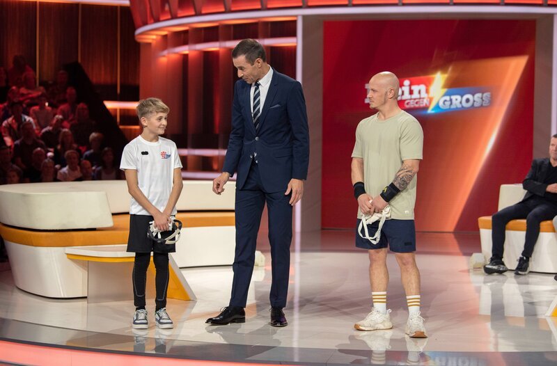 Martin (l.), Kai Pflaume, Fabian Hambüchen (r.) beim Riesenfelge-Duell – Bild: NDR/​Thorsten Jander