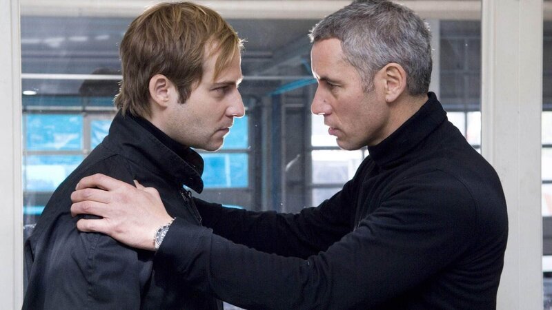 Dorn (Ralph Herforth, re.) schwört Matthiesen (Niels Bruno Schmidt) darauf ein, dass sie Zenker erwischen müssen, bevor Semir ihn findet. – Bild: MG RTL D /​ Guido Engels