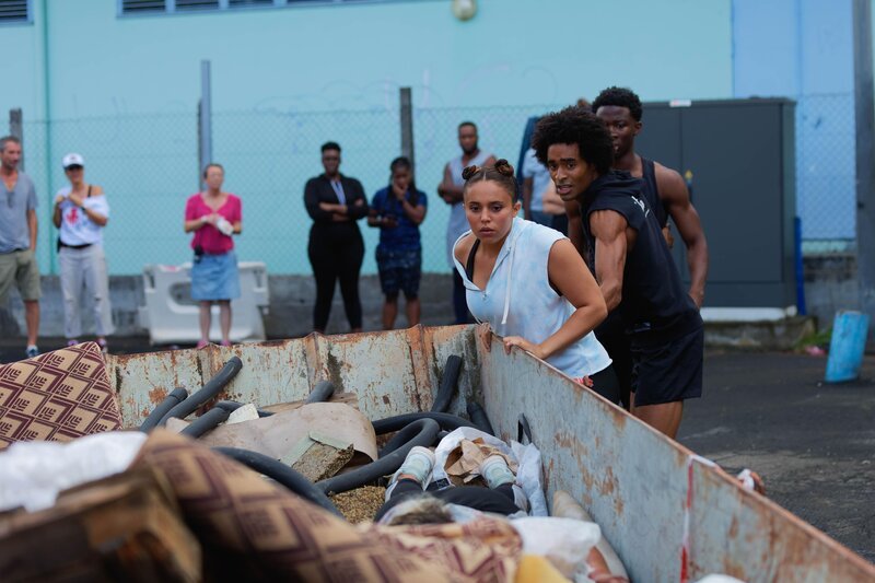 Judith (Alizée Bochet, vorne); Aurélien Charlery (Julien Béramis, hinten) – Bild: Steavy Marie-Angélique