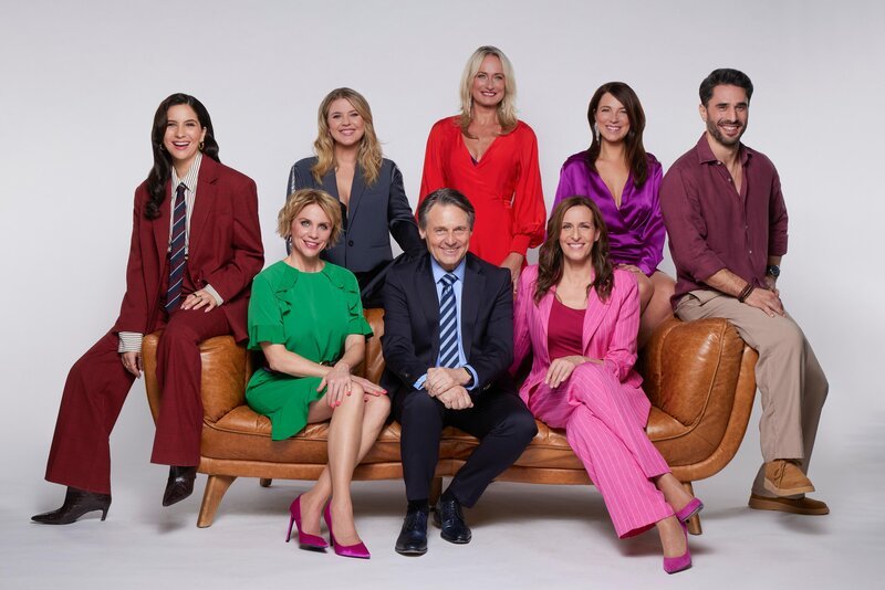 V.l.: Chryssanthi Kavazi, Gisa Zach, Josefin Bressel, Wolfgang Bahro, Eva Mona Rodekirchen, Ulrike Frank, Iris Mareike Steen, Jan Kittmann – Bild: RTL /​ Bernd Jaworek