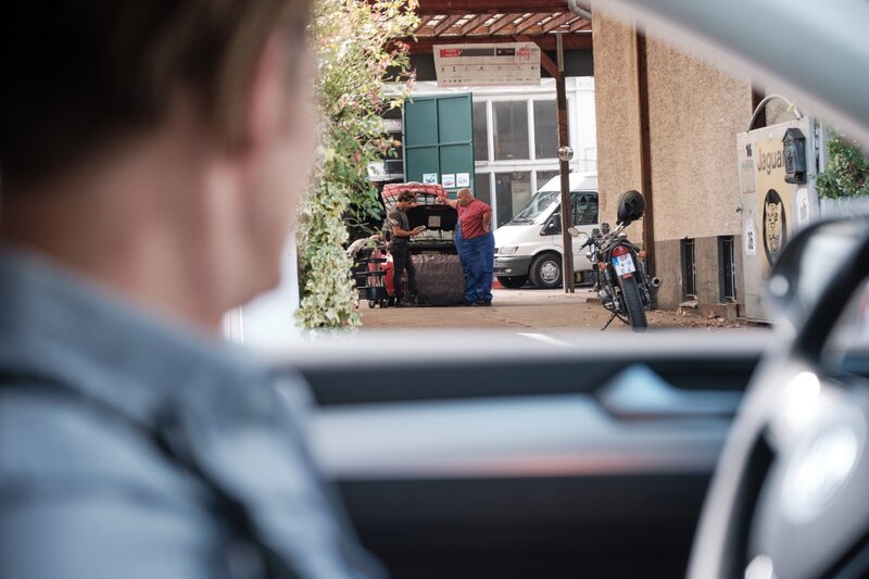 Simon (Roberto Thoenelt, vorne) beschattet Manuel (Daniel Sellier, l.) und Itchy (Hakan Orbeyi, r.) – Bild: TVNOW /​ Stefan Behrens