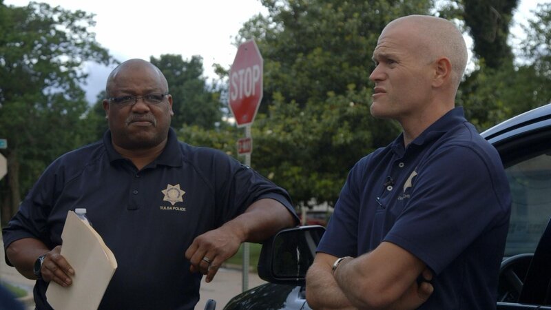 Detective John Brown (l.) und Corporal Nathan Schilling – Bild: RTL /​ A&E Networks, LLC