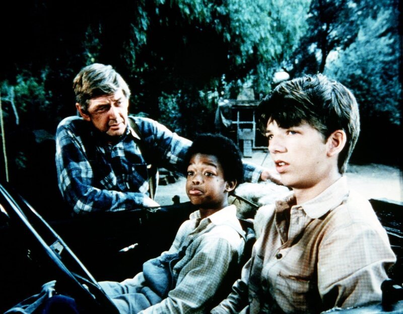 John Walton (Ralph Waite, l.) erteilt Jim Bob (David W. Harper, r.) den Auftrag, den Waisenjungen Josh (Todd Bridges, M.) ins Haus der Waltons zu bringen … – Bild: Sat.1 Gold