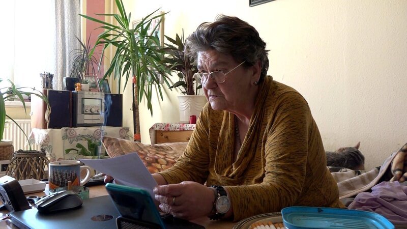 S7F60: Bei Rentnerin Regina sieht es finanziell klamm aus: Sie hat nicht mal mehr Geld fürs Essen. – Bild: RTLZWEI