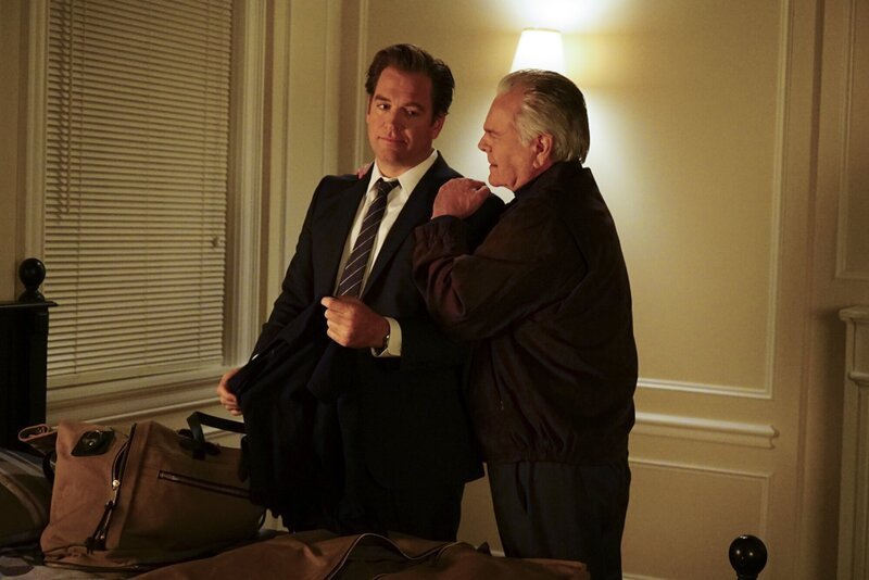 L-R: Anthony DiNozzo (Michael Weatherly), Anthony DiNozzo Sr. (Robert Wagner) – Bild: CBS Broadcasting, Inc. /​ Sonja Flemming