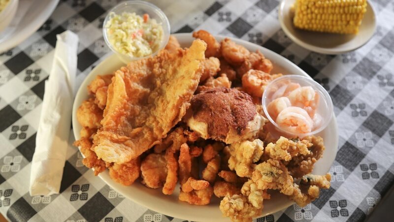 The Sampler Platter as Served at Something Fishy in Wilmington, North Carolina as seen on Diners, Drive-Ins and Dives, Season 28. – Bild: Television Food Network, G.P.