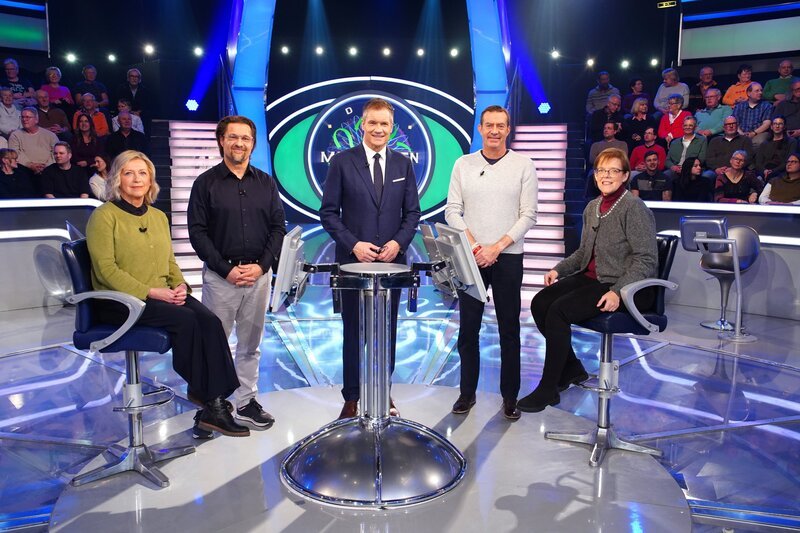 v.li.: Gabi Pohl (Mauerbach), Werner Fürst (Wr. Neustadt), Armin Assinger, Harald Fritz (Mistelbach), Maria Masser (Leutschach) – Bild: ORF /​ Stefan Gregorowius