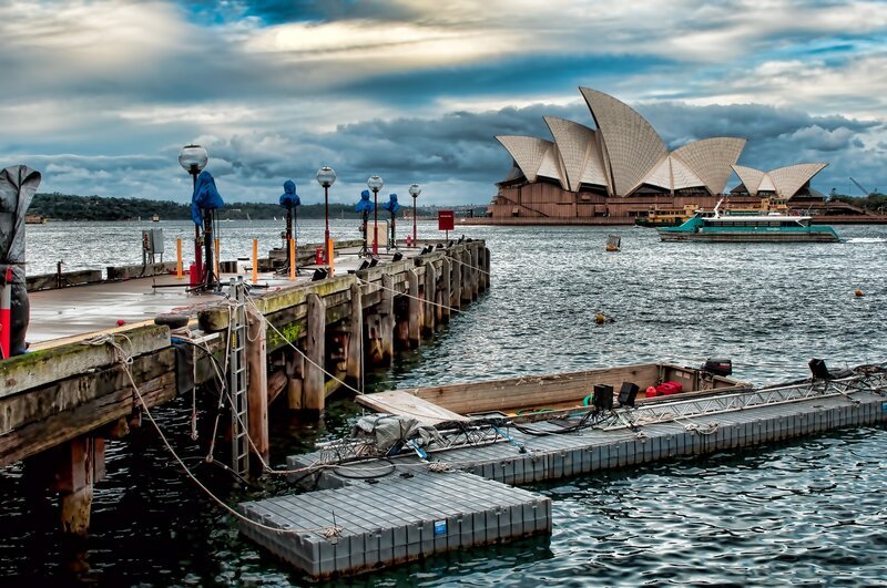 Die australische Firma Howard & Sons Pyrotechnics gehört zu den größten Feuerwerksanbietern der Welt. Seit 100 Jahren zaubern die furiosen Magier aus Down Under mit Raketen, Schwärmern und Feuerrädern ein Lächeln auf die Gesichter des Publikums. Ob in Saudi-Arabien, Katar, Macau, Malaysia, Korea, Indonesien, China, den USA, Kanada oder ihrer australischen Heimat _ Howard & Sons sind weltweit unterwegs. Rund 600 pyrotechnische Events führen die Australier pro Jahr durch. „Mega-Fabriken“ zeigt heute, wie mit der Übernahme der Firma durch eine neue, die insgesamt vierte Generation auf einmal alles anders wird. Im Jahr 2011 stellen sich die – Bild: National Geographic