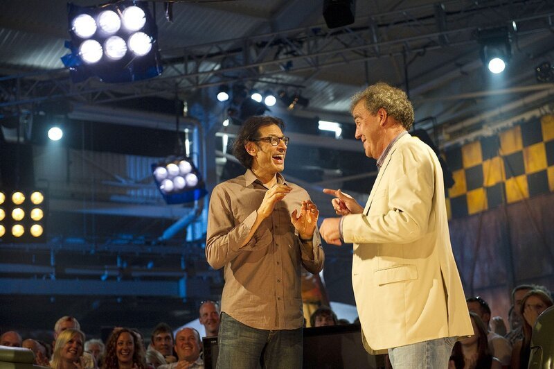 Jeff Goldblum (l.) besucht Jeremy Clarkson bei Top Gear. – Bild: TVNOW /​ BBC Worldwide