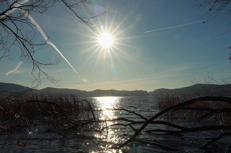 Der Laacher See am Rand der Vulkaneifel ist der größte See in Rheinland-Pfalz. Auch im Winter schlummert tief unter ihm die Hitze des Vulkans, aus dem er entstanden ist. – Bild: SWR Presse/​Bildkommunikation