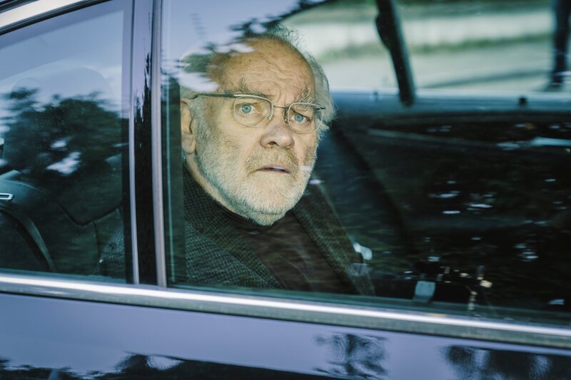 Norbert Prinz (Peter Franke) blickt durch die Scheibe eines schwarzen Autos. – Bild: Hendrik Heiden /​ BR, Tellux Film GmbH