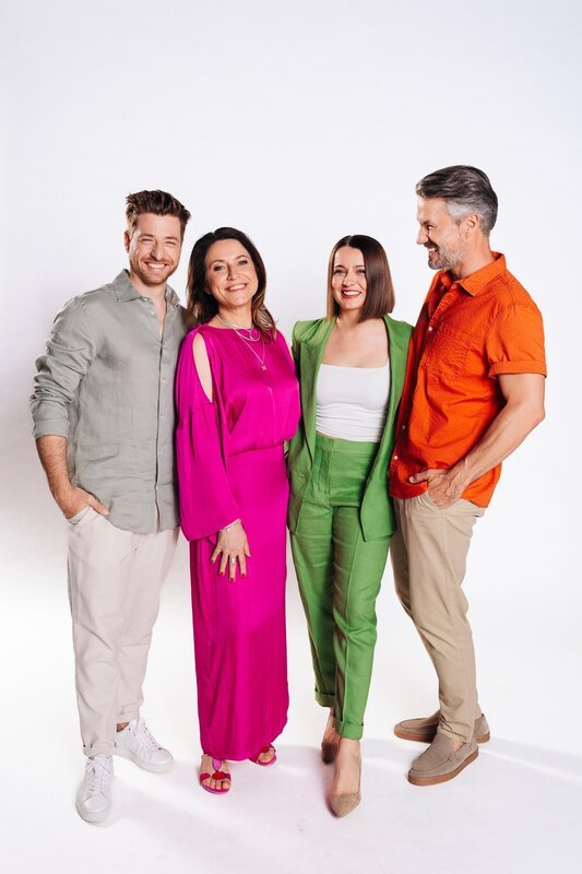 V.l.: Dominik Flade (Yannick Ziegler), Berrit Arnold (Daniela Ziegler), Julia Wiedemann (Lucie Ziegler), Stefan Bockelmann (Henning Ziegler) – Bild: RTL /​ Julia Feldhagen