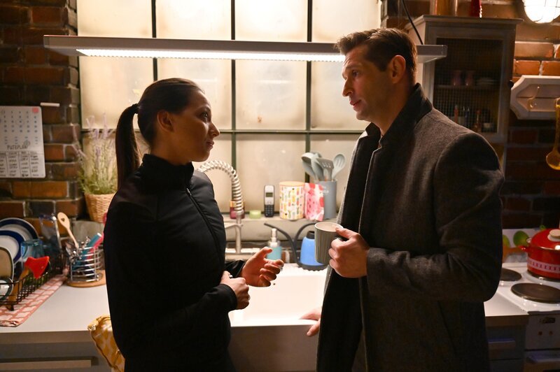 Charlotte „Charlie“ (Shaolyn Fernandez) stellt ihre Probleme Deniz (Igor Dolgatschew) zuliebe hinten an. – Bild: RTL /​ Julia Feldhagen