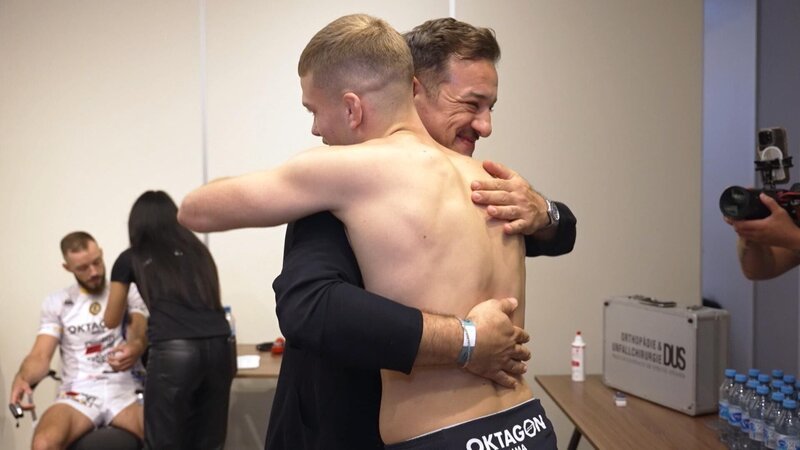 Panagiotis Karachalios (l.) mit MMA-Kämpfer. – Bild: RTL /​ TVN FACTUAL ENTERTAINMENT /​ Der Ringarzt – Zwischen OP-Tisch und Oktagon