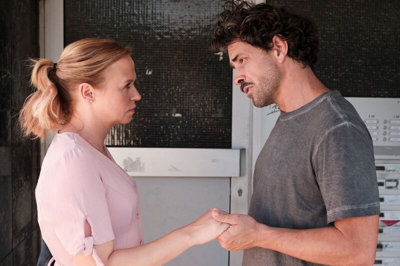 Manuel (Daniel Sellier) steht plötzlich unerwartet vor Kathis (Mandy Neidig) Tür. – Bild: TVNOW /​ Stefan Behrens