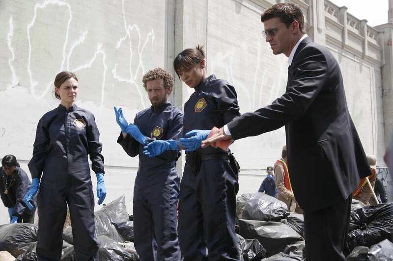 V.l.: Brennan (Emily Deschanel), Hodgins (TJ Thyne), Camille (Tamara Taylor) und Agent Booth (David Boreanaz) inspizieren den Tatort: in einem umgestürzten Müllwagen wurde die verweste Leiche eines Jugendlichen gefunden. Obwohl dieser aus einem wohlhabenden Elternhaus kommt, führt die Spur in das Milieu der Straßenkinder. – Bild: TVNOW /​ FOX
