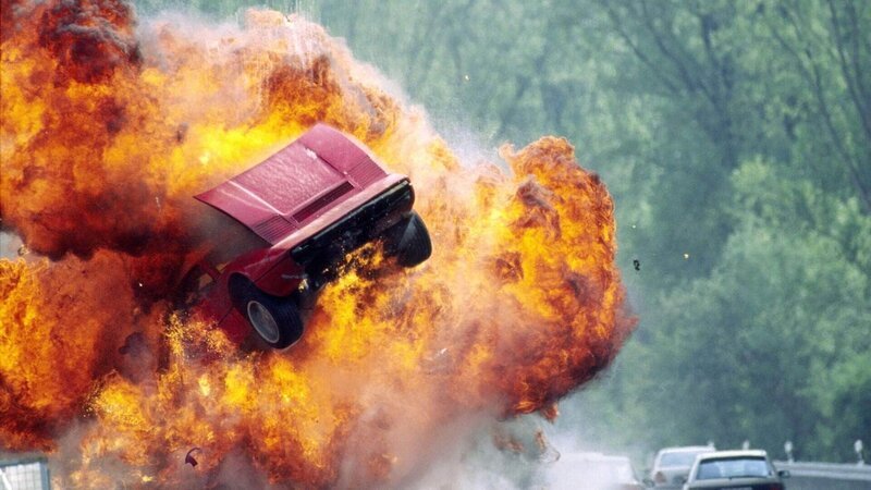 Die Kommissare verfolgen einen geklauten Ferrari, der die Kontrolle verliert und abhebt. Ein zufällig auf der Gegenfahrbahn fahrender Gefangenen-Transporter crasht wiederrum in den Ferrari und hebt ebenfalls ab&nbsp;… – Bild: MG RTL D /​ Guido Engels