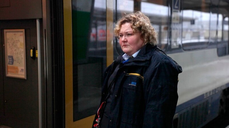 Zugbegleiterin Lucyna Jablonski wird häufiger Ziel von verbalen und auch körperlichen Attacken. – Bild: rbb