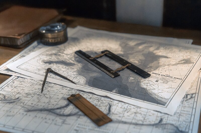 Auf ihrer Jungfernfahrt nach New York versinkt die als unsinkbar geltende „Titanic“ in den eisigen Fluten des Atlantiks. – Bild: Stellify Media