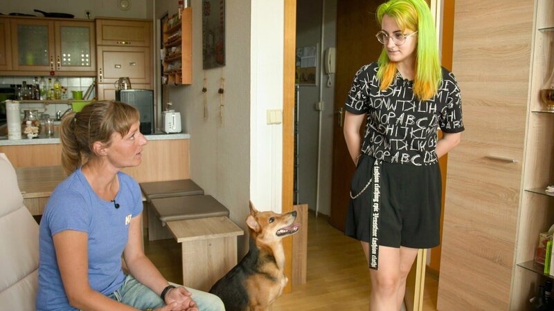 Franziska Herre (l.) bei Sarah und Mischlingshündin Caramel – Bild: RTL /​ Mina Tv