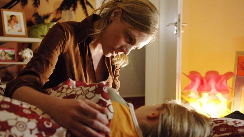 Katrin (Sina Burmester, lieg.) erklärt ihrer Mutter Sandra (Eva Meier), dass sie nicht will, dass ihr Vater wieder geht. – Bild: MG RTL D /​ Guido Engels