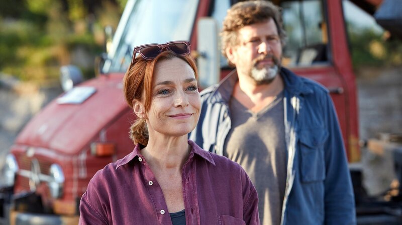 Bürgermeisterin Sophie (Aglaia Szyszkowitz) bekommt tatkräftige Unterstützung von Felix (Hans-Jochen Wagner). – Bild: Romance TV