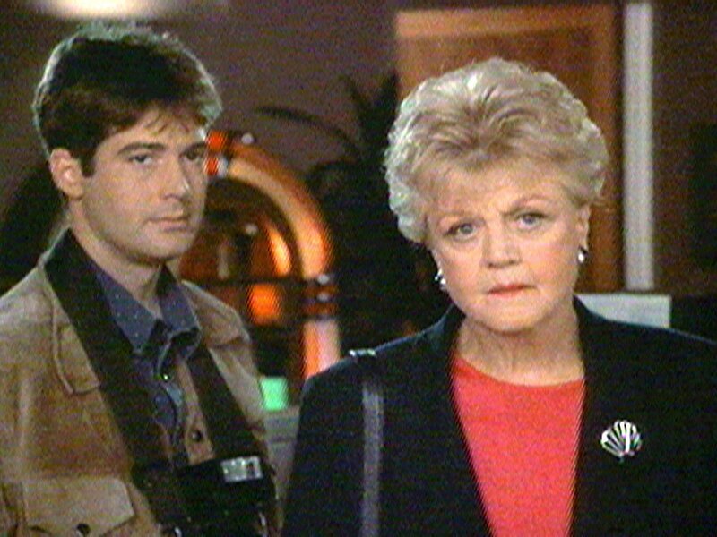 Jessica (Angela Lansbury) besucht Jonathan (Stephen Caffrey), den Sohn eines befreundeten Geschäftsmannes. – Bild: Sat.1 Gold