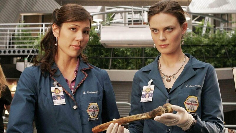 Brennan (Emily Deschanel, r.) und Angela (Michaela Conlin) untersuchen Knochen des verbrannten Leichnams. – Bild: TVNOW /​ FOX