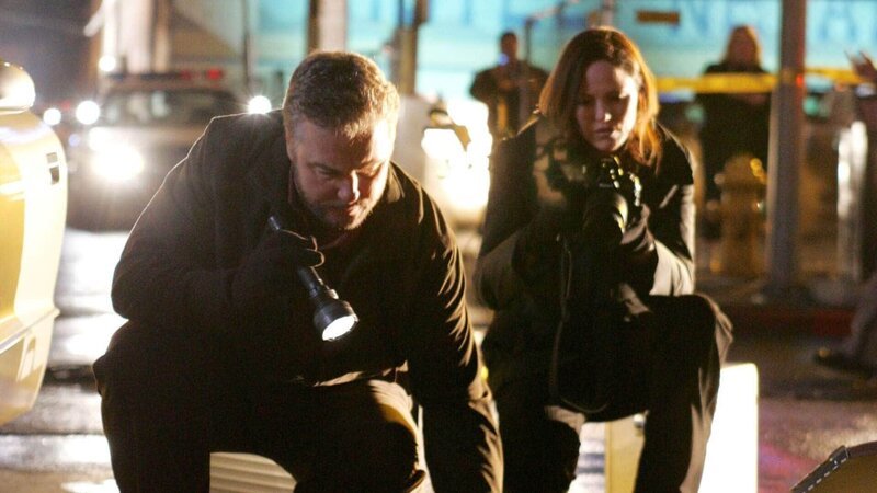 Eine junge Frau wurde bei einem Verkehrsunfall erschossen. Grissom (William Petersen) und Sara (Jorja Fox) untersuchen den Tatort nach Spuren, die zu dem Täter führen könnten … – Bild: TVNOW /​ CBS