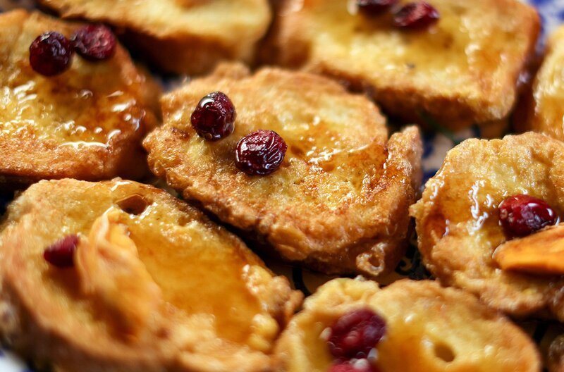 Rosas hausgemachte Aceitadas Zamoranas: Die leckeren Kekse, traditionell mit etwas Anis-Essenz verfeinert, sind ein typisches Karwochengebäck. – Bild: Alba Vivancos