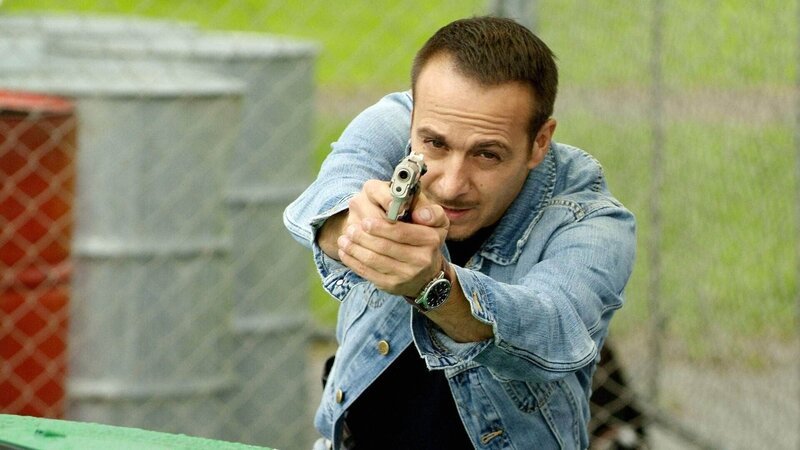 Es kommt zur Schießerei zwischen den Gangstern, Semir (Erdogan Atalay) und seinen Kollegen. – Bild: MG RTL D /​ Kai Schulz