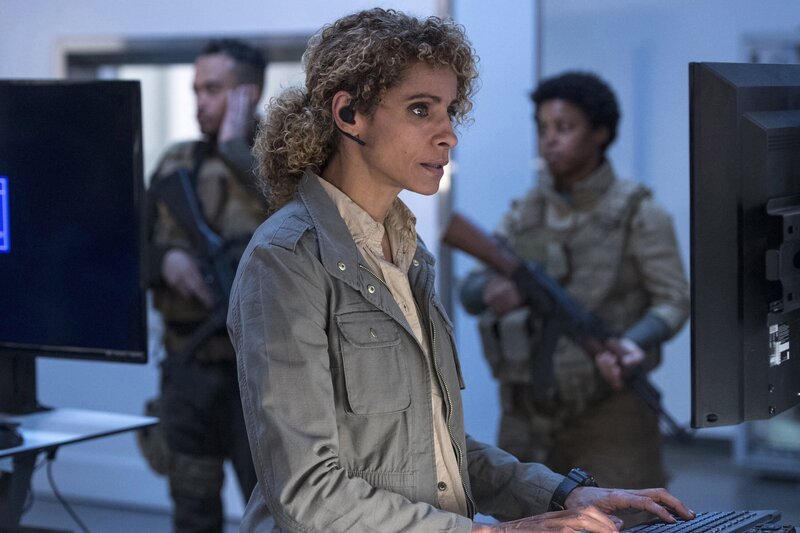 Michelle Hurd (Shepherd). – Bild: PLURIMEDIA (Warner Bros Television)