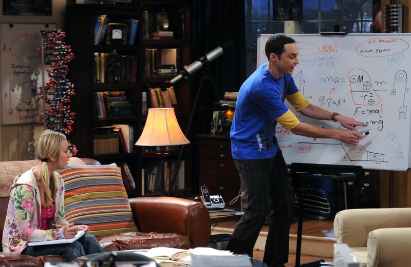 Penny bittet Sheldon, ihr etwas über Physik beizubringen, damit sie mit Bernadette mithalten kann. Sheldon ist zunächst unwillig, betrachtet es dann aber als Experiment, das jedoch fehlschlägt … – Bild: Warner Bros. Television