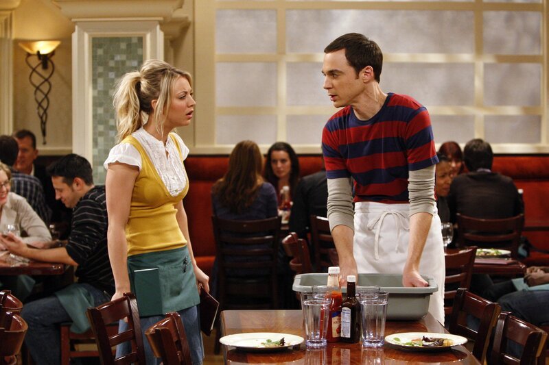 Im Wissen, dass Einstein einen banalen Job hatte, als er die Relativitätstheorie entwickelte, beschließt Sheldon (Jim Parsons, r.) schließlich, sich einen „primitiven“ Job zu suchen und stellt er sich zu Pennys (Kaley Cuoco, l.) Entsetzen kurzerhand selbst in der Cheesecake Facory ein … – Bild: Warner Bros. Television
