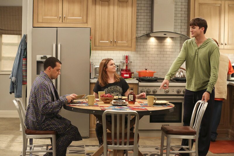 Als Walden (Ashton Kutcher, r.) und Alan (Jon Cryer, l.) Schwulenwitze reißen, macht Jenny (Amber Tamblyn, M.) sie darauf aufmerksam, dass die beim Jugendamt keine Chance zur Adoption eines Kindes haben, wenn ihre Gefühle für einander nicht glaubhaft rüberkommen. Daraufhin üben sie, wie ein verliebtes homosexuelles Paar aufzutreten … – Bild: © Warner Brothers Entertainment Inc.