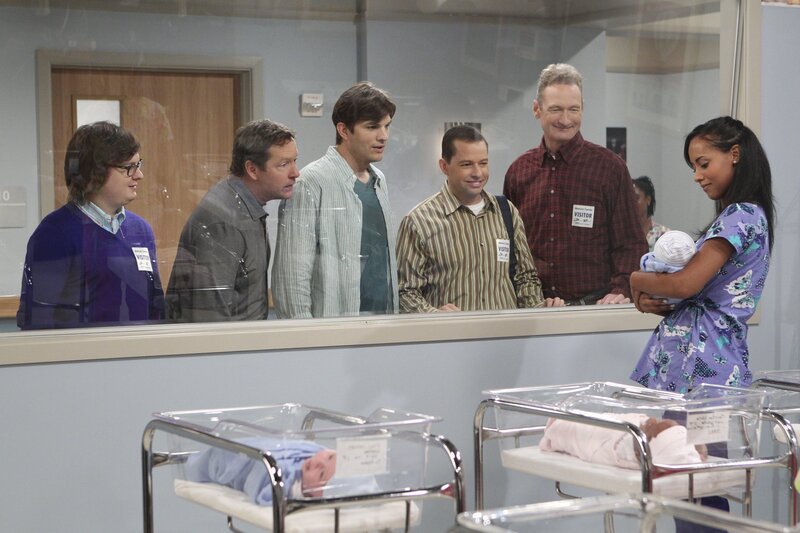 Ihr Traum scheint in Erfüllung zu gehen. Kathy hat ihr Baby zur Welt gebracht und möchte es Walden (Ashton Kutcher, 3.v.l.) und Alan (Jon Cryer, 3.v.r.) zur Adoption gegen. Selbstverständlich sind Barry (Clark Duke, l.), Larry (D.B. Sweeney, 2.v.l.) und Herb (Ryan Stiles, 2.v.r.) mit vdabei, um das Baby zu begutachten … – Bild: © Warner Brothers Entertainment Inc.