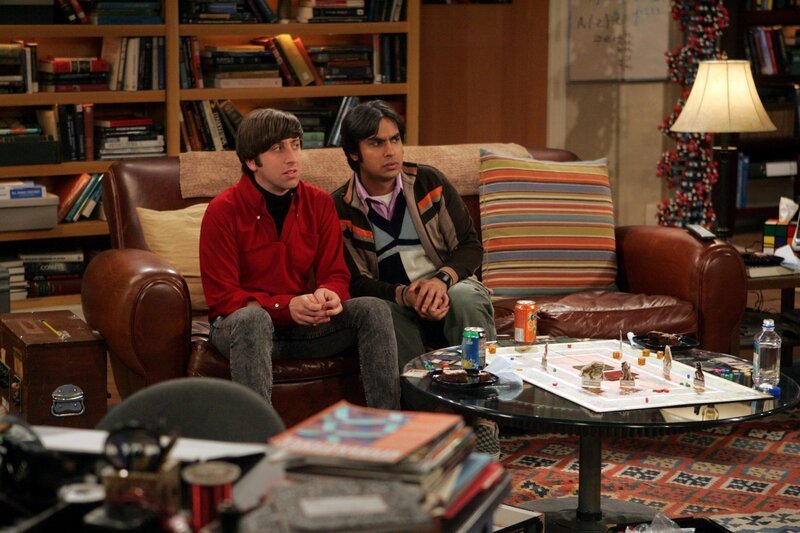 Müssen sich zwischen Penny und Leonard entscheiden: Raj (Kunal Nayyar, r.) und Howard (Simon Helberg, l.) … – Bild: Warner Bros. Television