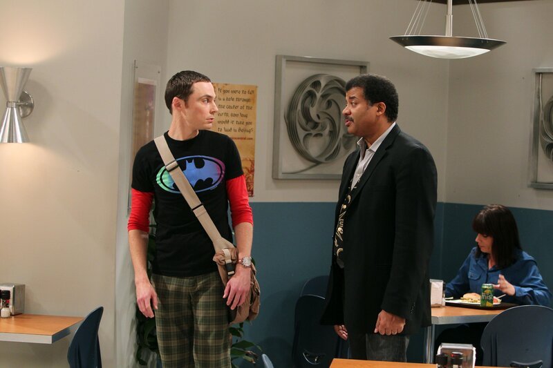 Nach seinem Fehler versucht Sheldon (Jim Parsons, l.) alles, damit Howard doch noch an einem Satellitenprojekt des Verteidigungsministeriums mitarbeiten darf. Doch wird Neil (Neil deGrasse Tyson, r.) ihm behilflich sein können? – Bild: Warner Bros. Television