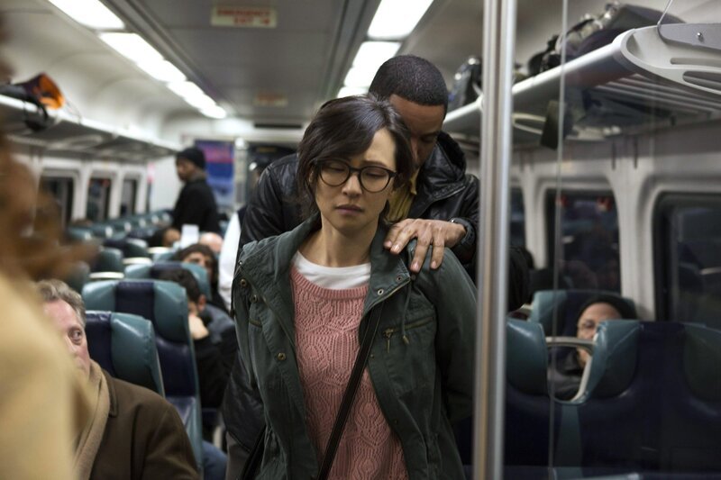 Hat Billy (Laz Alonso, hinten) in Linda Singer (Joy Osmanski, vorne) die Mörderin von Caroline Adams gefunden? – Bild: Warner Bros. Entertainment, Inc.