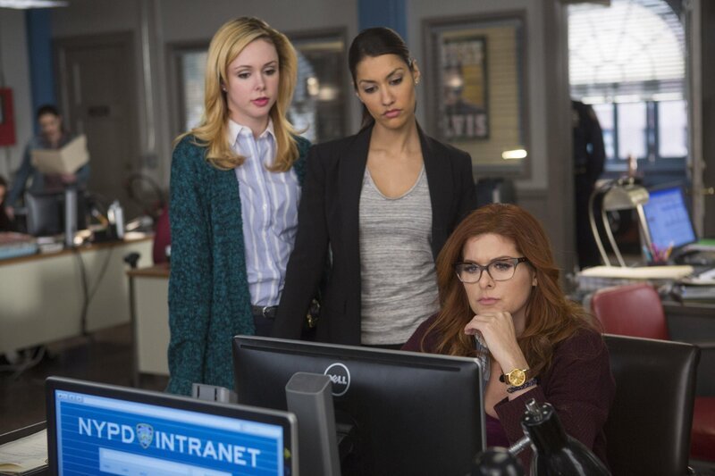 Müssen einen neuen Fall lösen: Laura (Debra Messing, r.), Frankie (Meg Steedle, l.) und Meredith (Janina Gavankar, M.) … – Bild: Warner Bros. Entertainment, Inc.