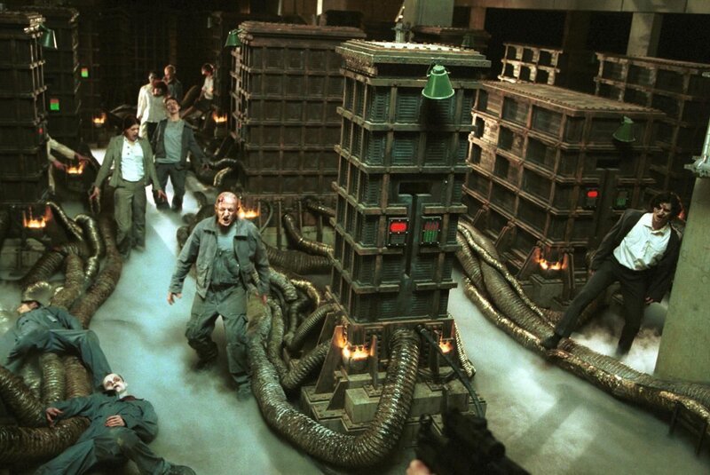 Noch sind die Infizierten Zombies durch die künstliche Intelligenz Red Queen in dem Firmengebäude gefangen. Aber nicht mehr lange … – Bild: Constantin Film Verleih GmbH
