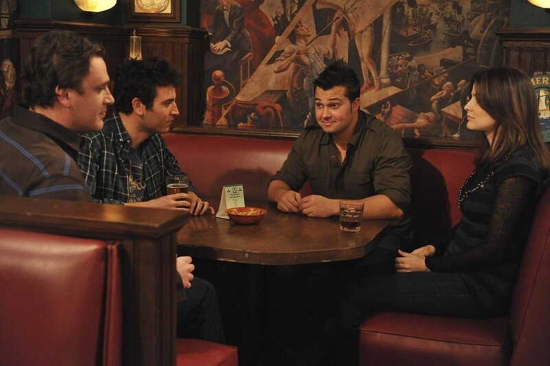 In einer Bar treffen die Freunde Ted (Josh Radnor, 2.v.l.), Marshall (Jason Segel, l.) und Robin (Cobie Smulders, r.) auf New York Yankee-Spieler Nick Swisher (Nick Swisher, 2.v.r.) … – Bild: © 20th Century Fox International Television