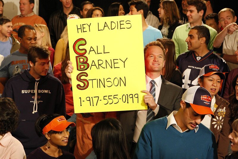 Hat im Football-Stadion ein Schild mit seiner Telefonnummer in die Kamera gehalten und bekommt nun ununterbrochen Anrufe von Frauen, die einen Partner suchen: Barney (Neil Patrick Harris, M.) … – Bild: © 20th Century Fox International Television
