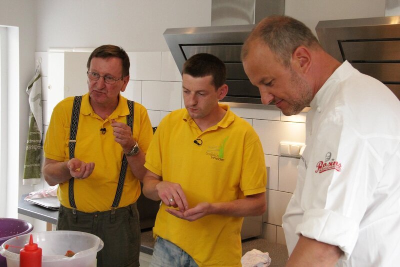 Wird es ihnen gemeinsam mit Sternekoch Frank Rosin gelingen, das Restaurant „Seeblick Inheiden“ ihres Freundes Marcus Schmidt wieder in die schwarzen Zahlen zu bringen? Gerhard Dürrschmidt und Slavek Golda legen ihre ganze Kreativität in die Arbeit … – Bild: Kabel Eins