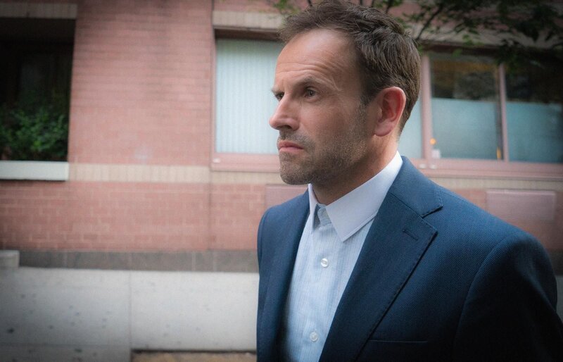 Er muss sich mit den rechtlichen und emotionalen Konsequenzen seines jüngsten Rückfalls auseinandersetzen: Holmes (Jonny Lee Miller) … – Bild: CBS Broadcasting, Inc. /​ Ali Goldstein