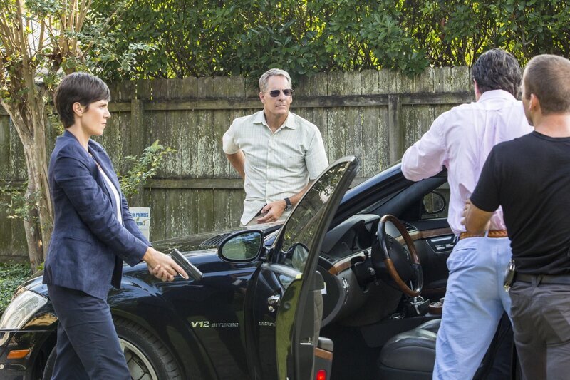 Als Chief Warrant Officer William Reed tot aufgefunden wird und von seiner Frau jede Spur fehlt, versuchen Pride (Scott Bakula, 2.v.l.), Lasalle (Lucas Black, r.) und Brody (Zoe McLellan, l.) etwas von Marilyn Reeds Bruder Oliver Huntington (Gabriel Olds, 2.v.r.) herauszubekommen, um den Täter zu finden … – Bild: CBS Broadcasting Inc.
